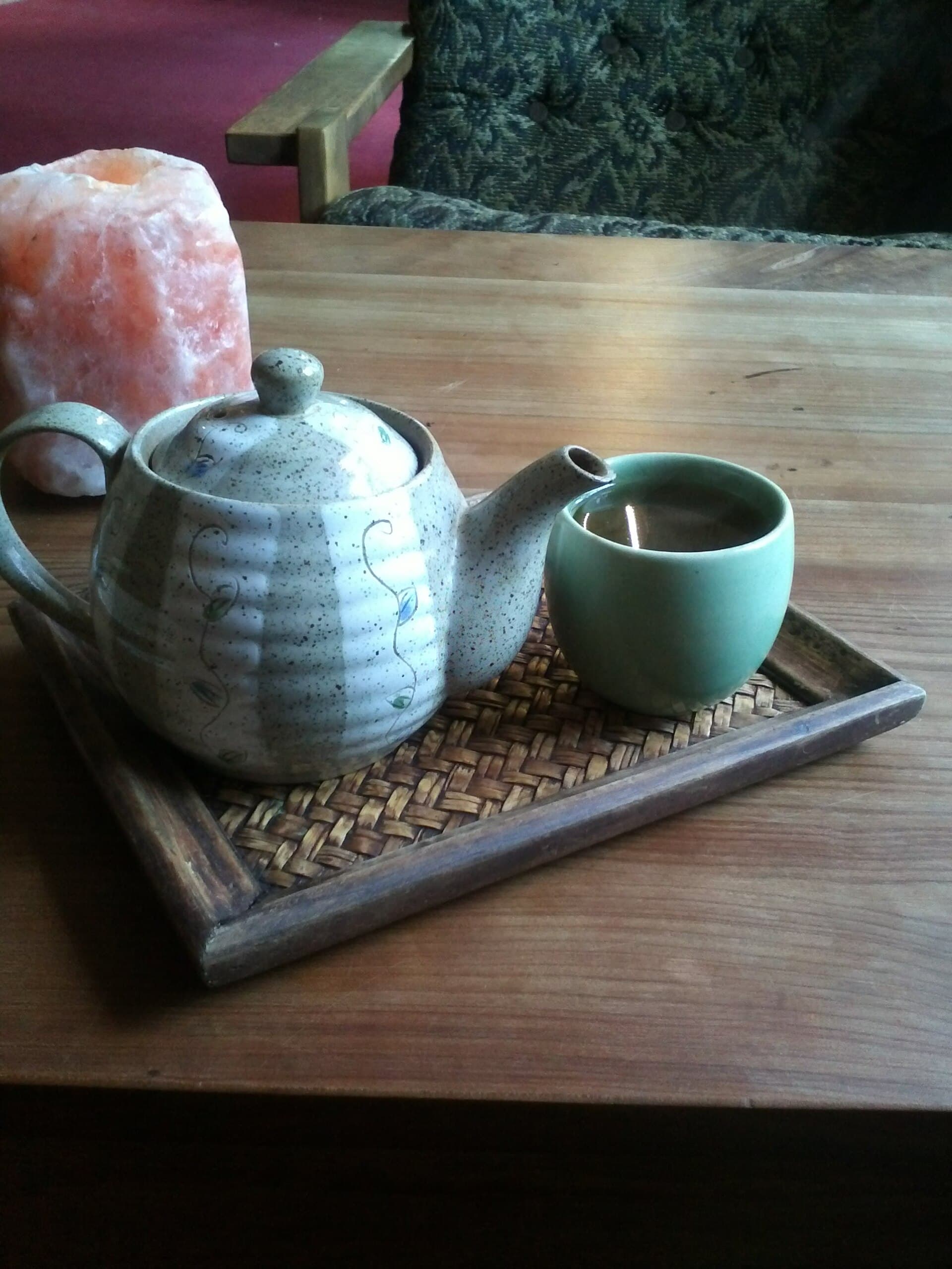 Grekiskt bergste, mountain tea, draget i kanna och kopp – sideritis som infusion