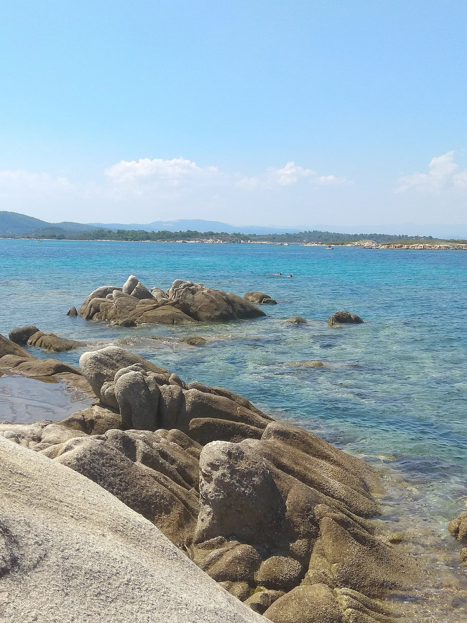 Karidi-stranden i Vourvourou på Sithonia, Halkidiki, med turkost vatten och kustklippor