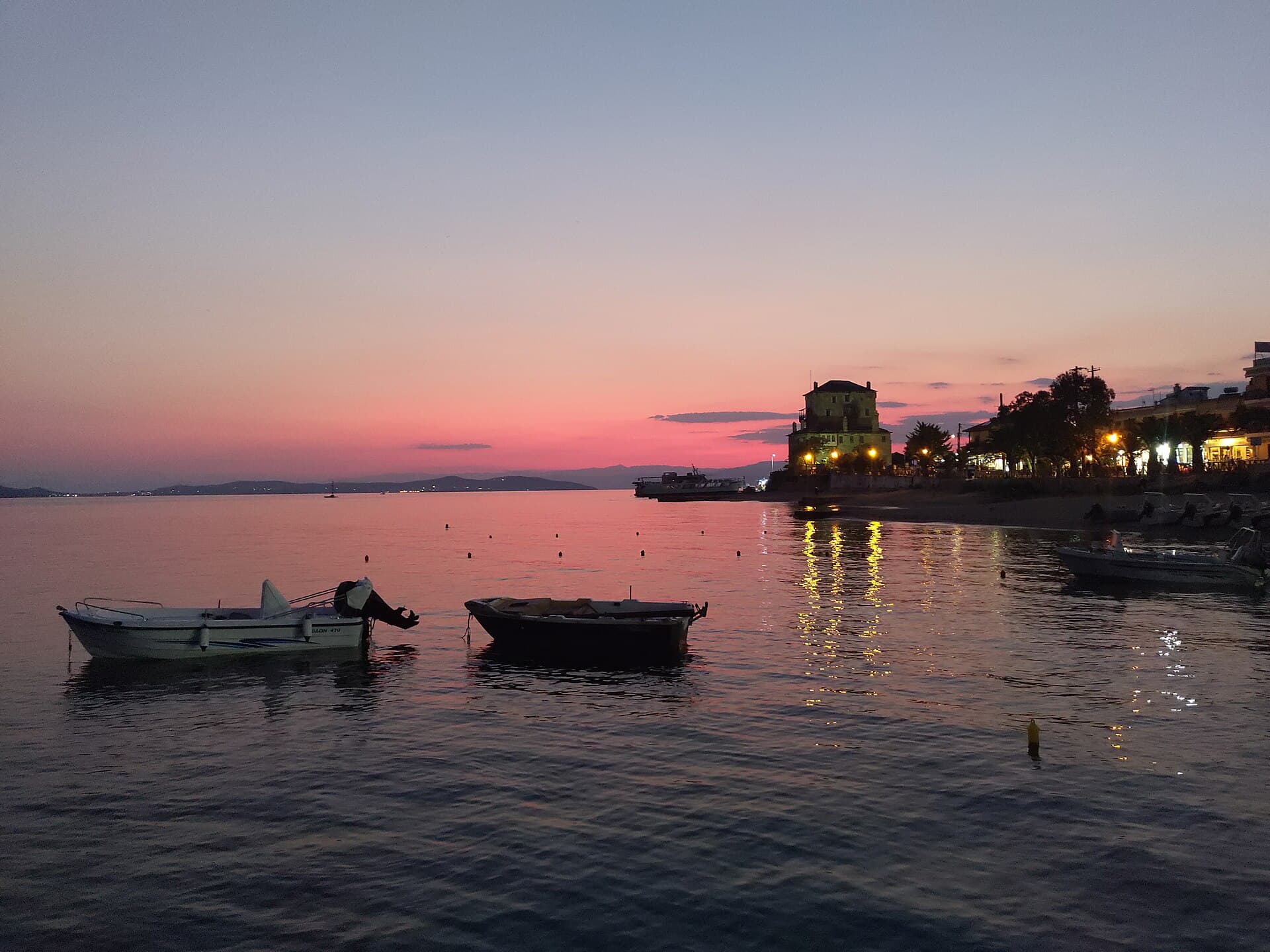 Solnedgång över Egeiska havet vid Ouranoupoli på Halkidiki, porten mot Athos