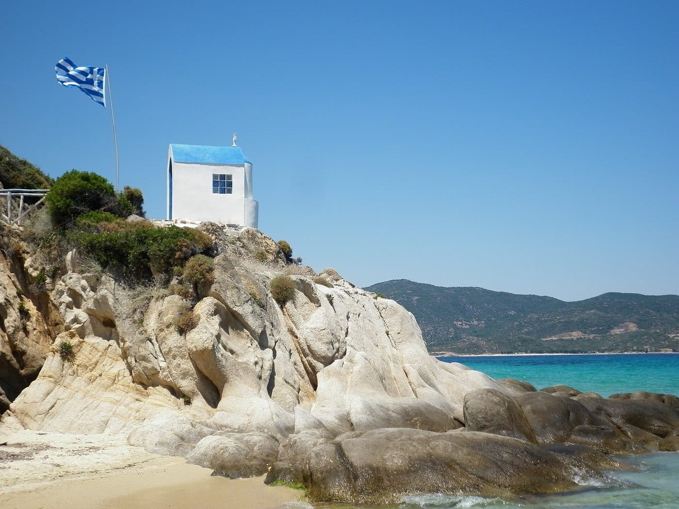 Kustlinje och turkost vatten vid Klimataria på Sithonia, Halkidiki i norra Grekland